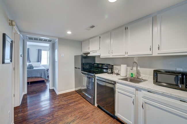 Building Photo - 1 bedroom 1 Bath Beside UNCW