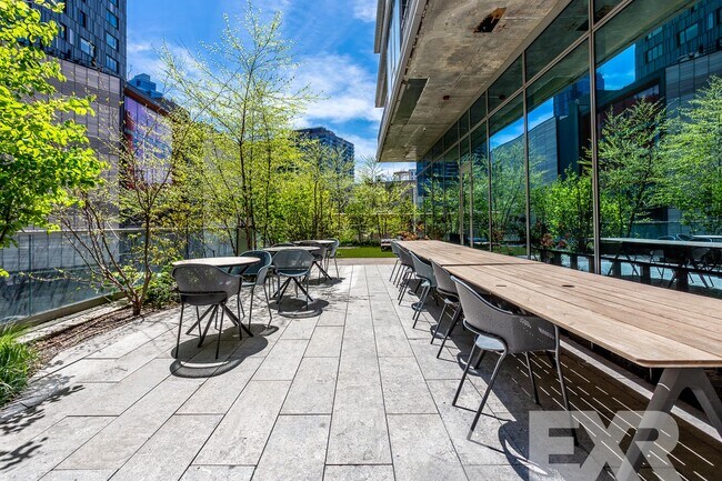 Building Photo - 436 Albee Square W