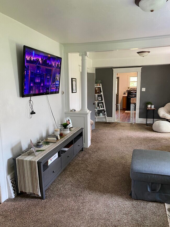 Building Photo - 410 Dakota St