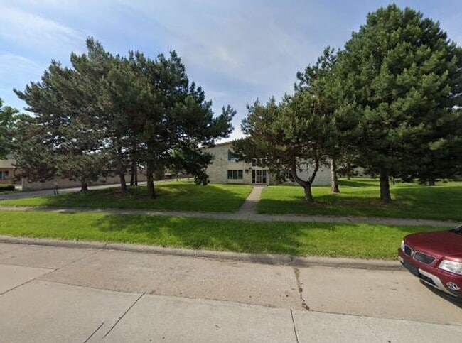 Building Photo - Beautifully Remodeled and Spacious - Heat and Water Included