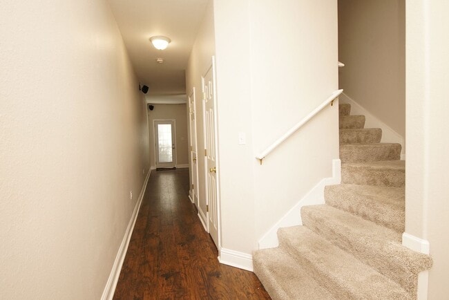 Building Photo - Central Niceville Location