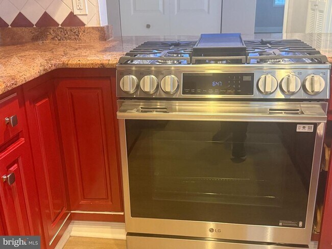 Building Photo - 10320 Westlake Dr