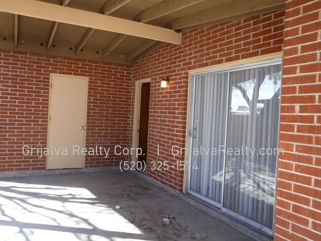 Building Photo - Spacious 3 Bedroom, 2 Bath Red Brick House...