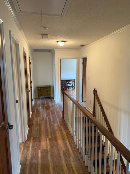 Building Photo - 1565 S Peace Haven Rd