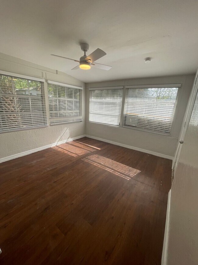 Building Photo - 3 BED/1 BATH, AVAILABLE NOW!