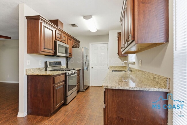 Building Photo - 208 Charles Ave