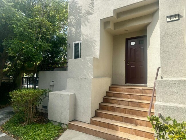 Building Photo - 109 E Court Ln
