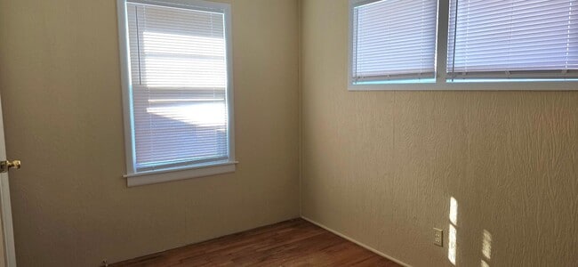Building Photo - 3 Bedroom 1 Bathroom Home for $1095! 2 Car Garage!
