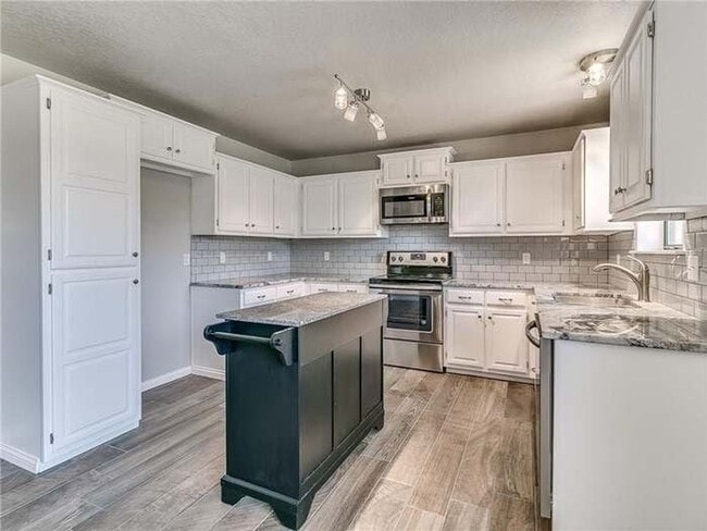 Building Photo - Spacious 4 Bedroom Home - Edmond Schools -...