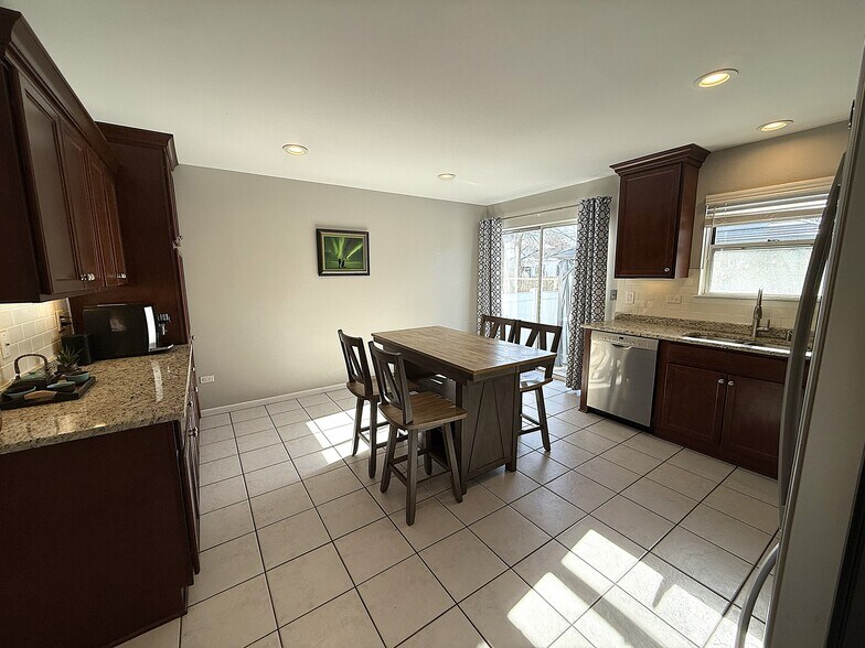 Building Photo - 525 Lasalle Ln