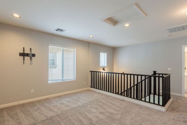 Building Photo - 1057 S Deerfield Ln
