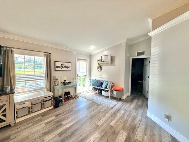 Building Photo - Beautiful Pool Home with 4 Beds, 2 Baths i...