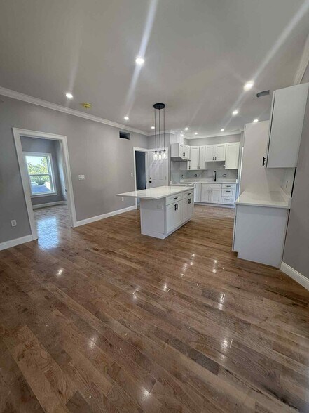 Building Photo - 5 Woodale Ave
