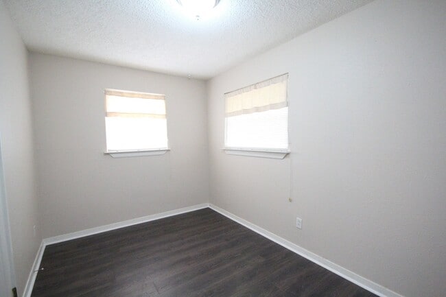 Building Photo - Modern Comfort in a Prime Location – 3-Bed...