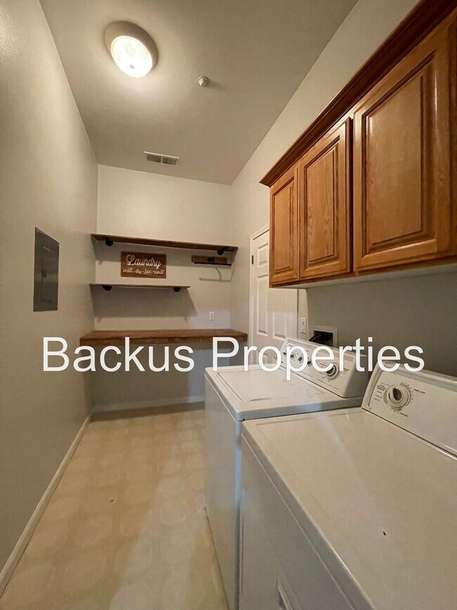 Building Photo - Wonderful four bedroom home close to shopping centers and parks