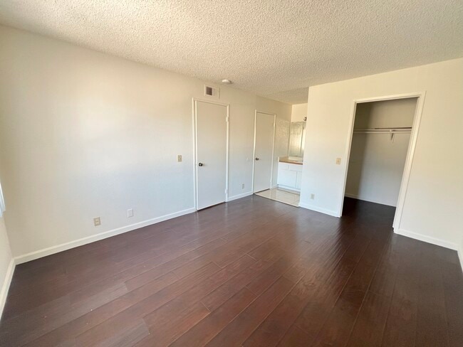 Building Photo - 2570 W Lincoln Ave