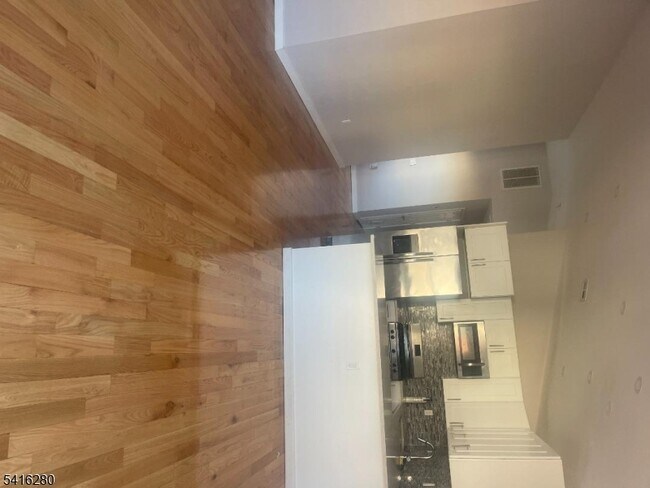 Building Photo - 10 Shaw Ave