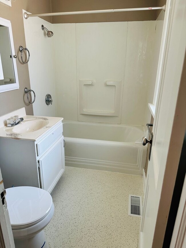 Building Photo - 3 bedroom house - Pet Friendly, Garage, Fenced Yard