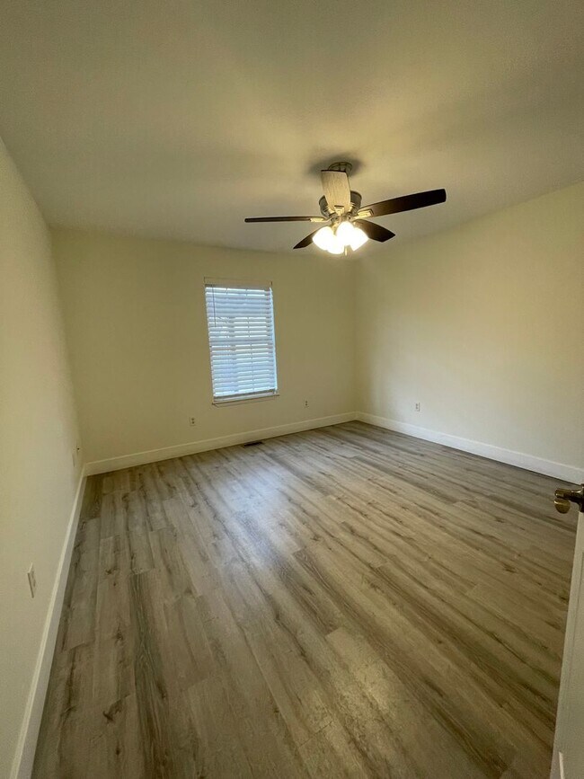 Building Photo - 1009-1011