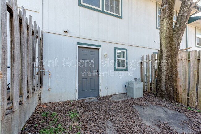 Building Photo - 955 Leroy St