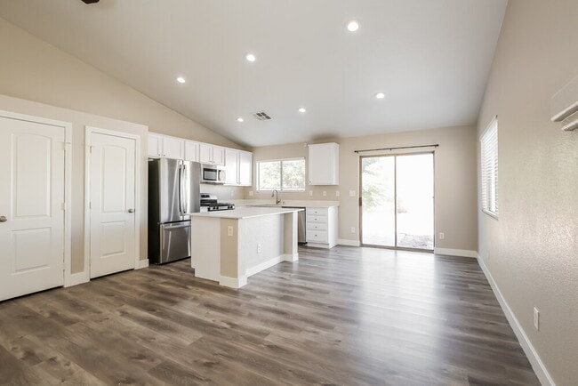 Building Photo - 524 W Claxton Ave