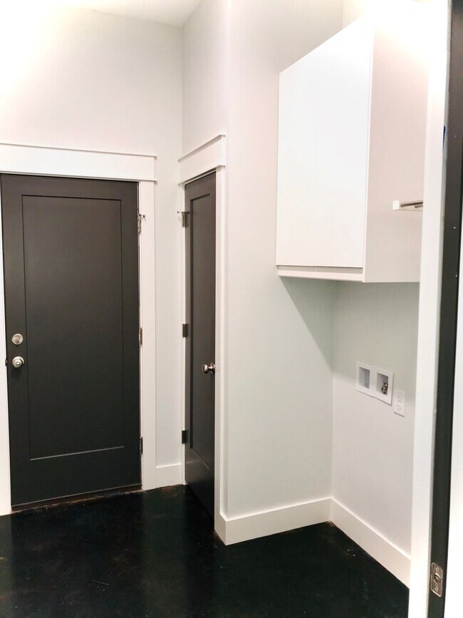 Building Photo - *****L@@K AT ME - 3 BR/2 BA BRYANT DUPLEX FOR RENT*****
