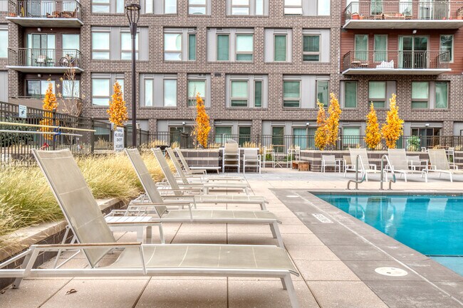 Building Photo - 985 Albion St