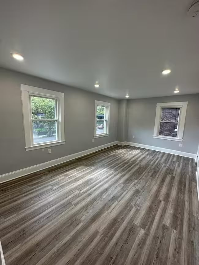 Building Photo - 3370 Parkview Ave