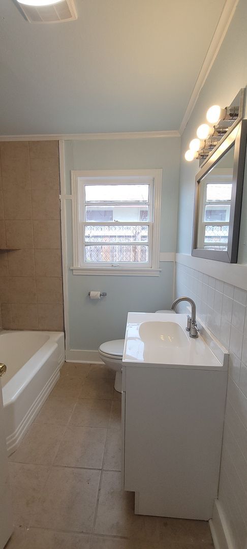 Building Photo - Beautiful 3 bedroom/1.5 bathroom house wit...