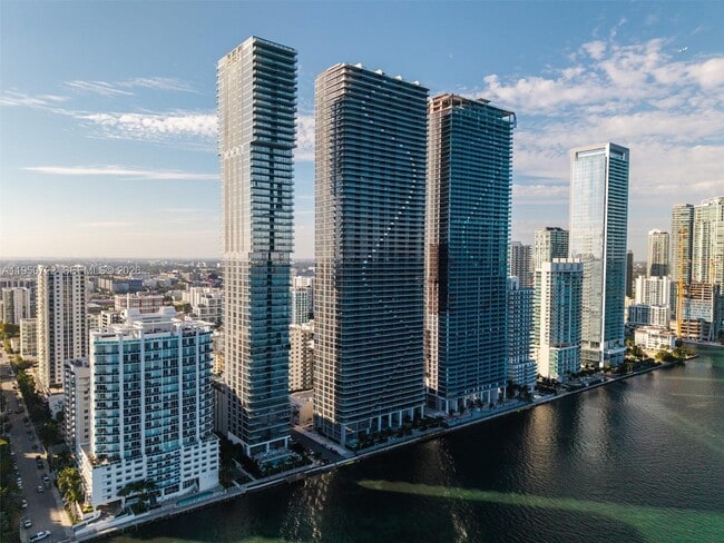 Building Photo - 700 NE 24th St