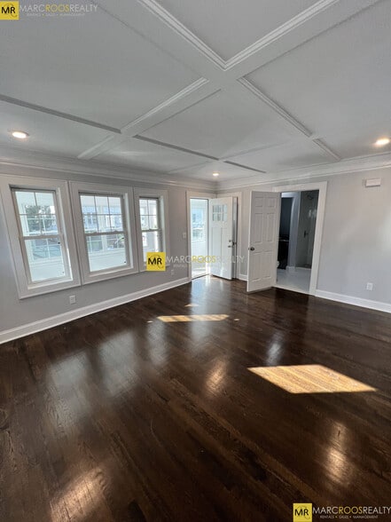 Building Photo - 10 Lawrence St