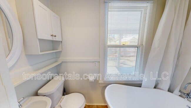 Building Photo - 326 Spring St