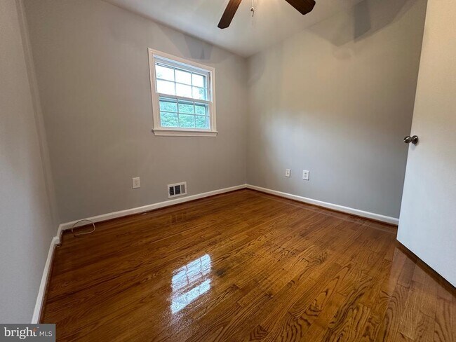 Building Photo - 14451 Village Dr