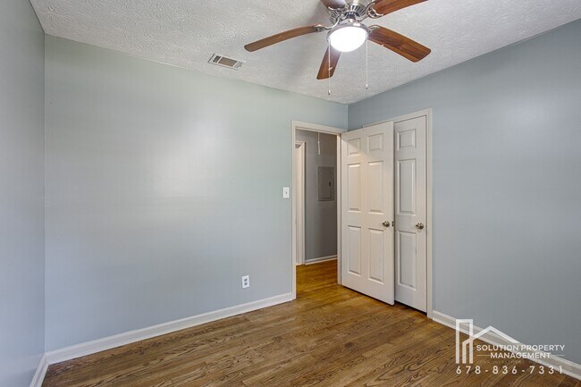 Building Photo - 4979 Paris Ave