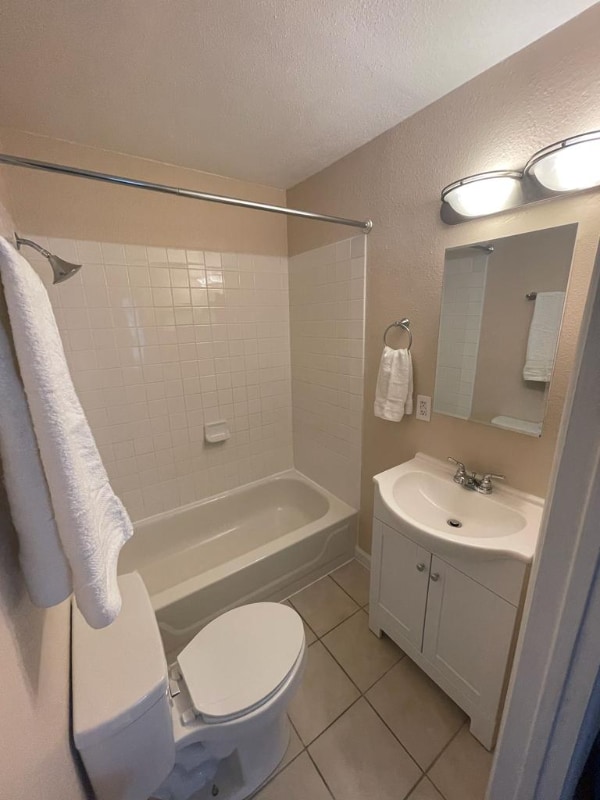 Building Photo - 5709 Avenida Silla