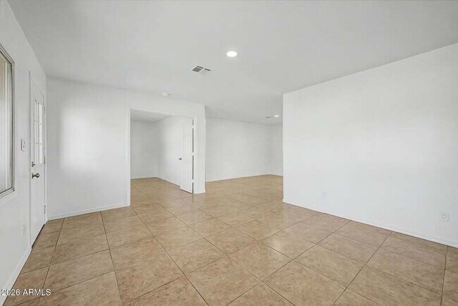 Building Photo - 2601 E Dahlia Dr