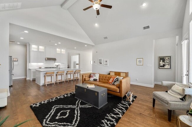 Building Photo - 304 Gulfton St