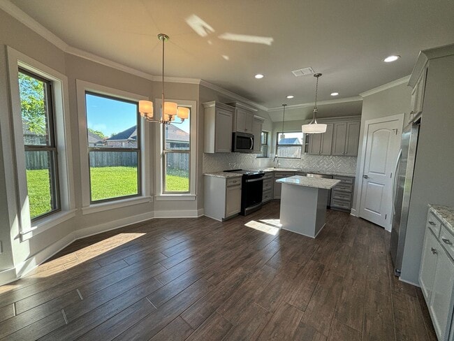 Building Photo - Like new.. GORGEOUS TIBURON BEAUTY.. Close to Barksdale Air Force Base.