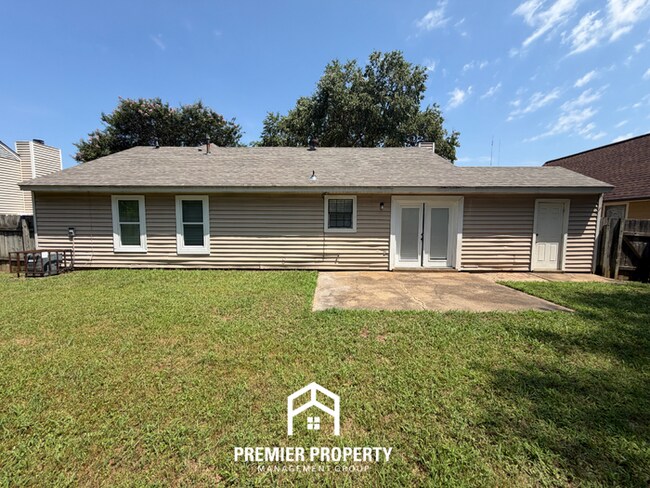 Building Photo - Stunning 3BR/2BA Memphis Home with Vaulted Ceilings & Rustic Fireplace!