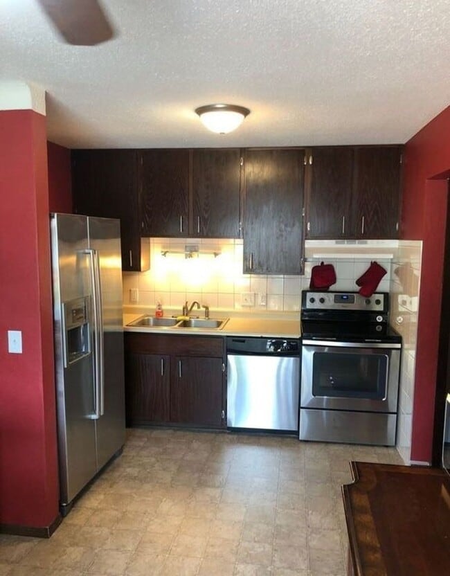 Building Photo - 4 Bedroom Duplex