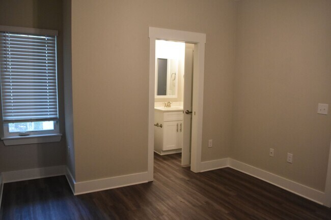 Building Photo - Available June 1 Three Bedroom Townhouse a...
