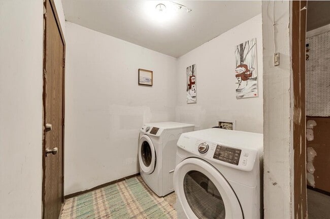 Building Photo - 1467 S Meadows Dr