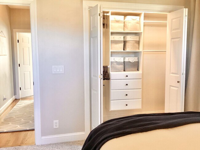 Building Photo - 4 Bed/3 Bath Spacious Home! Extra 2 Car Ga...