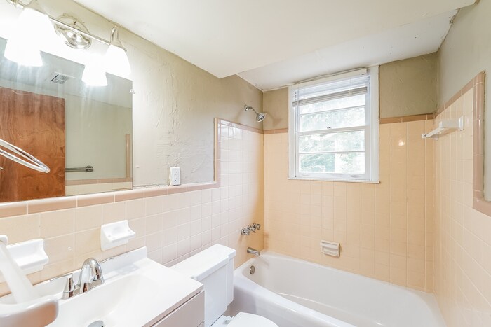 Building Photo - 825 Park Dr