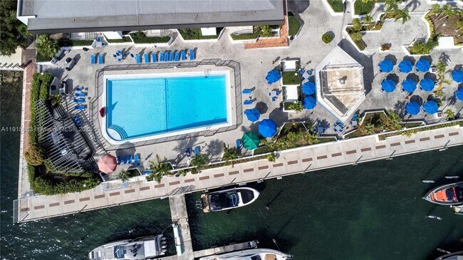 Building Photo - 999 Brickell Bay Dr