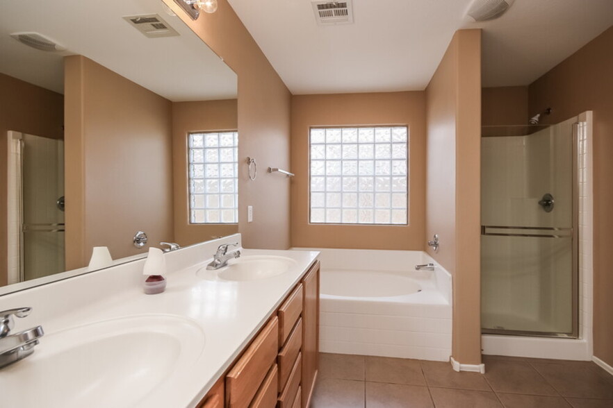 Building Photo - 7814 S 72nd Ln