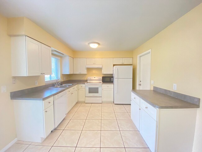 Building Photo - 3 Bed / 2 bath / 1 Car Garage Home with La...