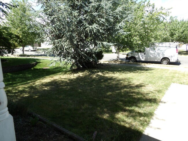 Building Photo - Home in CDA Place!