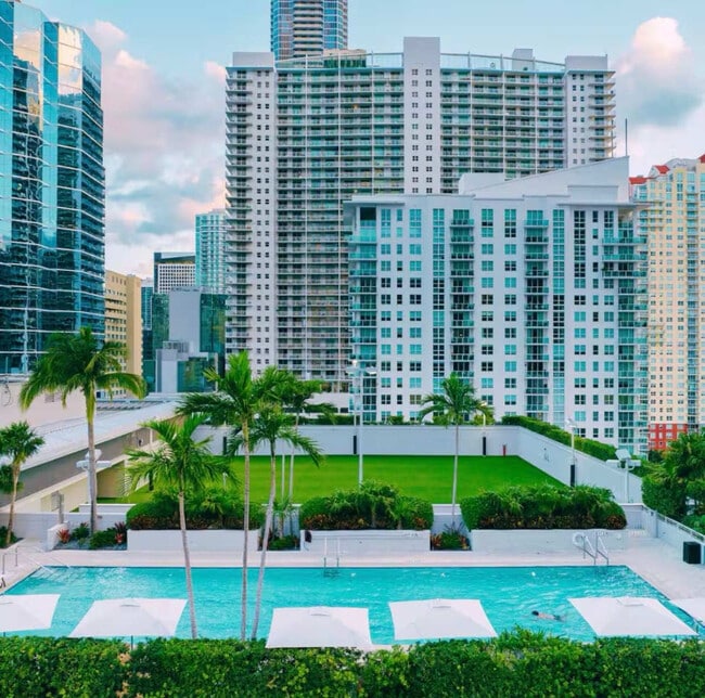 Building Photo - 1395 Brickell Ave