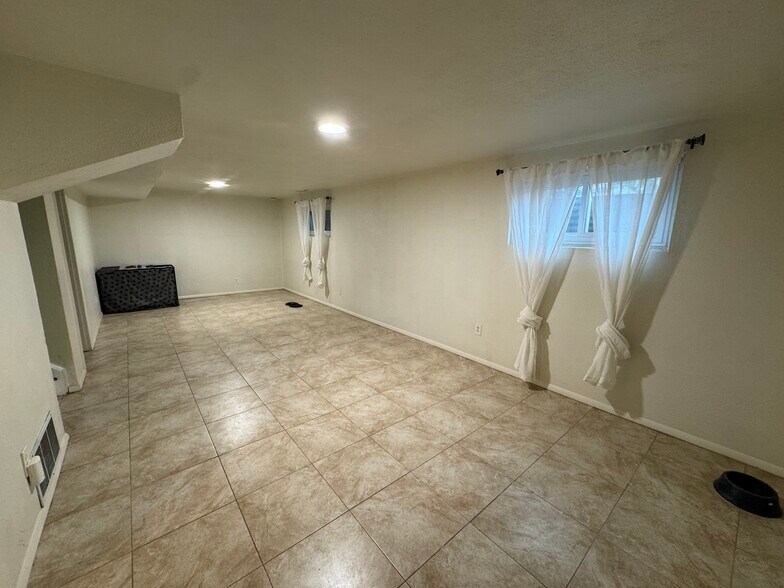 Building Photo - 946 Hutchinson Dr